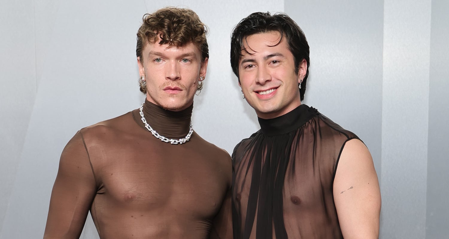 Connor Storry e Hudson Williams coordenam tops transparentes na festa do Oscar da Vanity Fair | Pós-festas do Oscar 2026, Connor Storry, François Arnaud, Hudson Williams, Cher | Notícias e fofocas sobre celebridades Entretenimento, fotos e vídeos