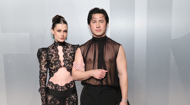 Rival quente Hudson Williams chega ao tapete vermelho com a namorada Katelyn Larson na festa do Oscar da Vanity Fair 2026 | Pós-festas do Oscar 2026, Connor Storry, François Arnaud, Competição Quente, Hudson Williams, Katelyn Larson, Robbie GK | Notícias e fofocas sobre celebridades Entretenimento, fotos e vídeos