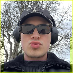 Hudson Williams está filmando um novo programa de TV 