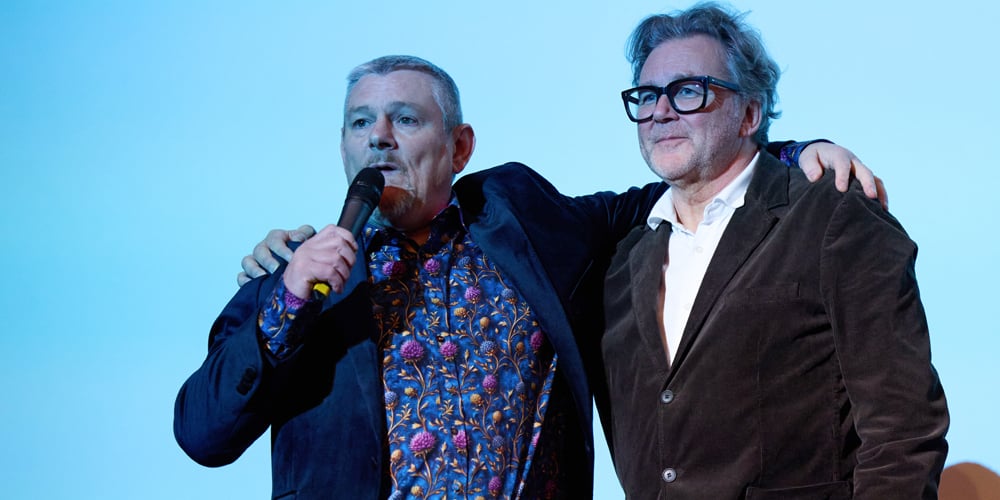 O ativista da síndrome de Tourette, John Davidson, pede desculpas novamente após incidente no BAFTA | BAFTA 2026, John Davidson | Notícias e fofocas sobre celebridades Entretenimento, fotos e vídeos