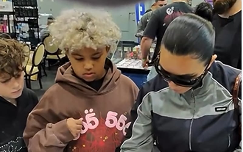 Kim Kardashian compra cartão Pokémon de US$ 1.300 para Son West depois de ver cartão de US$ 100.000 | Crianças celebridades, Kim Kardashian, Pokémon, Saint West | Notícias e fofocas sobre celebridades Entretenimento, fotos e vídeos