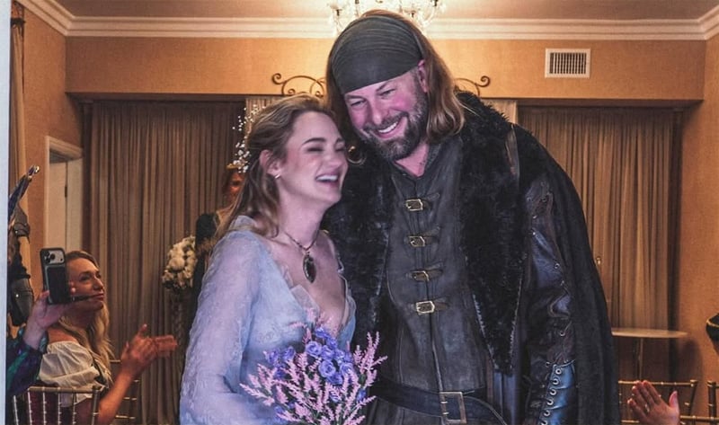 O Rei do Caçador da Hallmark se casa com Chris Copier em um casamento medieval. Chris Kopier, Hunter King, casamento, fotografia de casamento | Notícias e fofocas sobre celebridades Entretenimento, fotos e vídeos