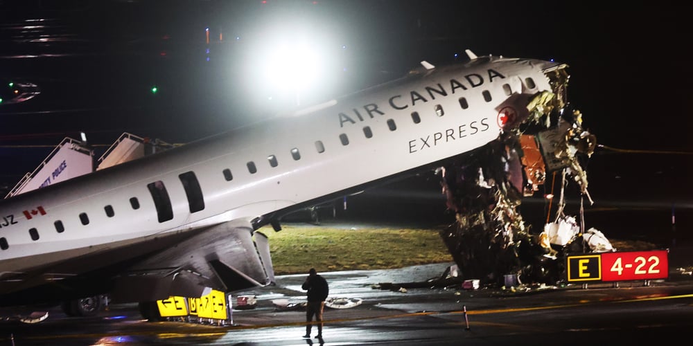 Pelo menos 2 mortos e dezenas hospitalizados após avião bater em caminhão de bombeiros no aeroporto de LaGuardia | Interesse Humano, Nova York | Notícias e fofocas sobre celebridades Entretenimento, fotos e vídeos
