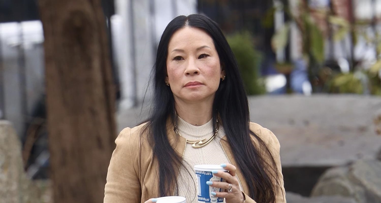 Lucy Liu toma um café enquanto filma a nova série de Peacock, ‘Superfakes’ em Nova York | Bohan Phoenix., Lucy Liu, Pavão, Superfakes, Televisão | Notícias e fofocas sobre celebridades Entretenimento, fotos e vídeos