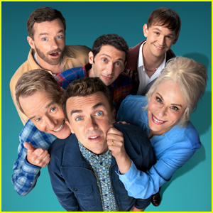  Frankie Muniz Returns for Hulu Reboot Series - Watch Now!