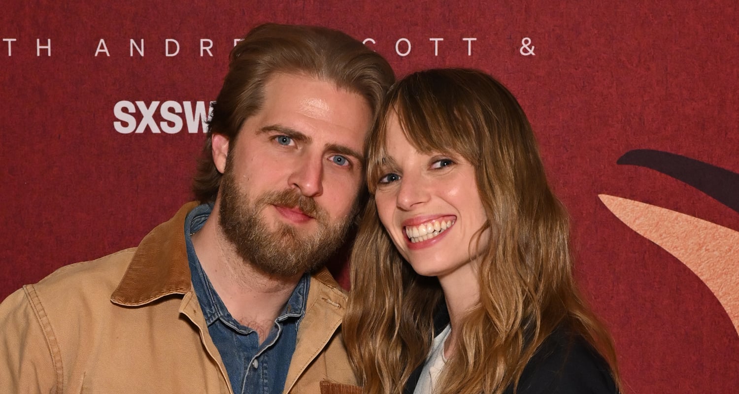 Maya Hawke diz que está “muito, muito feliz” com a vida de casada com o marido Christian Lee Huston Christian Lee Hutson, Maya Hawk | Notícias e fofocas sobre celebridades Entretenimento, fotos e vídeos