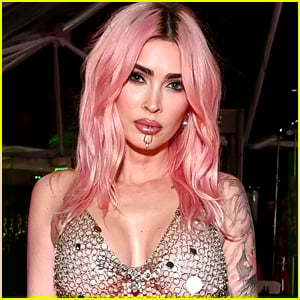 Megan Fox torna su Instagram con una serie di foto audaci, MGK lascia un commento civettuolo