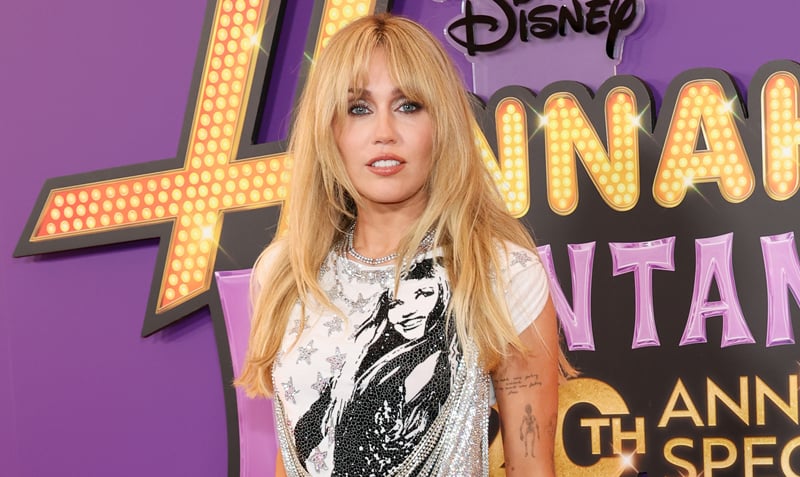 Miley Cyrus impressiona com vestido prateado na estreia de ‘Hannah Montana 20’ com elenco original | Anna Maria Perez de Tagle, Cody Linley, Disney Channel, Hannah Montana, Jason Earles, Miley Cyrus, Moises Arias, Shanika Knowles, Televisão | Notícias e fofocas sobre celebridades Entretenimento, fotos e vídeos