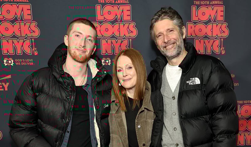 Julianne Moore andou no tapete vermelho com o marido e o filho no show Love Rocks Benefit Bart Freundlich, Cal Freundlich, Celebrity Kids, Hozier, Julianne Moore, Mary J Blige, Whoopi Goldberg | Notícias e fofocas sobre celebridades Entretenimento, fotos e vídeos