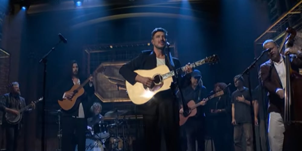 Mumford & Sons apresentam músicas no ‘SNL’ com Hozier e Sierra Ferrell | Aaron Dessner, Brandi Carlyle, Hozier, Mumford & Sons, Música, Saturday Night Live, Serra Ferrell | Notícias e fofocas sobre celebridades Entretenimento, fotos e vídeos