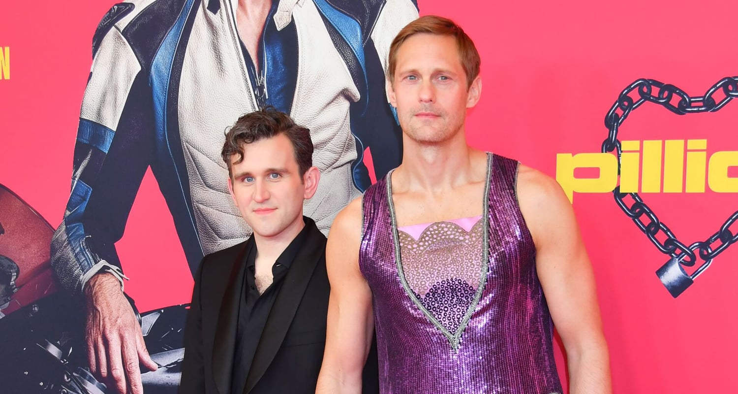 Alexander Skarsgård usa blusa roxa brilhante para estreia de ‘Pillion’ na Alemanha | Alexander Skarsgård, Harry Layton, Harry Melling, Garupa | Notícias e fofocas sobre celebridades Entretenimento, fotos e vídeos