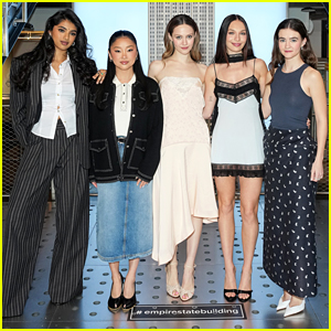 'Pretty Lethal' Stars Maddie Ziegler, Lana Condor, Iris Apatow, & More Visit Empire State Building