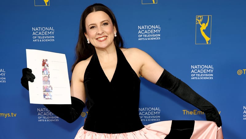 Dona Rachel usa vestido bordado com palavras de crianças sudanesas para o Emmy | Aron Accurso, Sra. Rachel | Notícias e fofocas sobre celebridades Entretenimento, fotos e vídeos