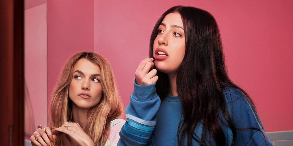 Filha de Adam Sandler estrela trailer de ‘Rooms’, provoca situação complicada no dormitório da faculdade – Assista agora! | Adam Sandler, Chloe East, Filmes, Natasha Lyonne, Netflix, Nick Kroll, Colegas de quarto, Sadie Sandler, Sarah Sherman | Notícias e fofocas sobre celebridades Entretenimento, fotos e vídeos