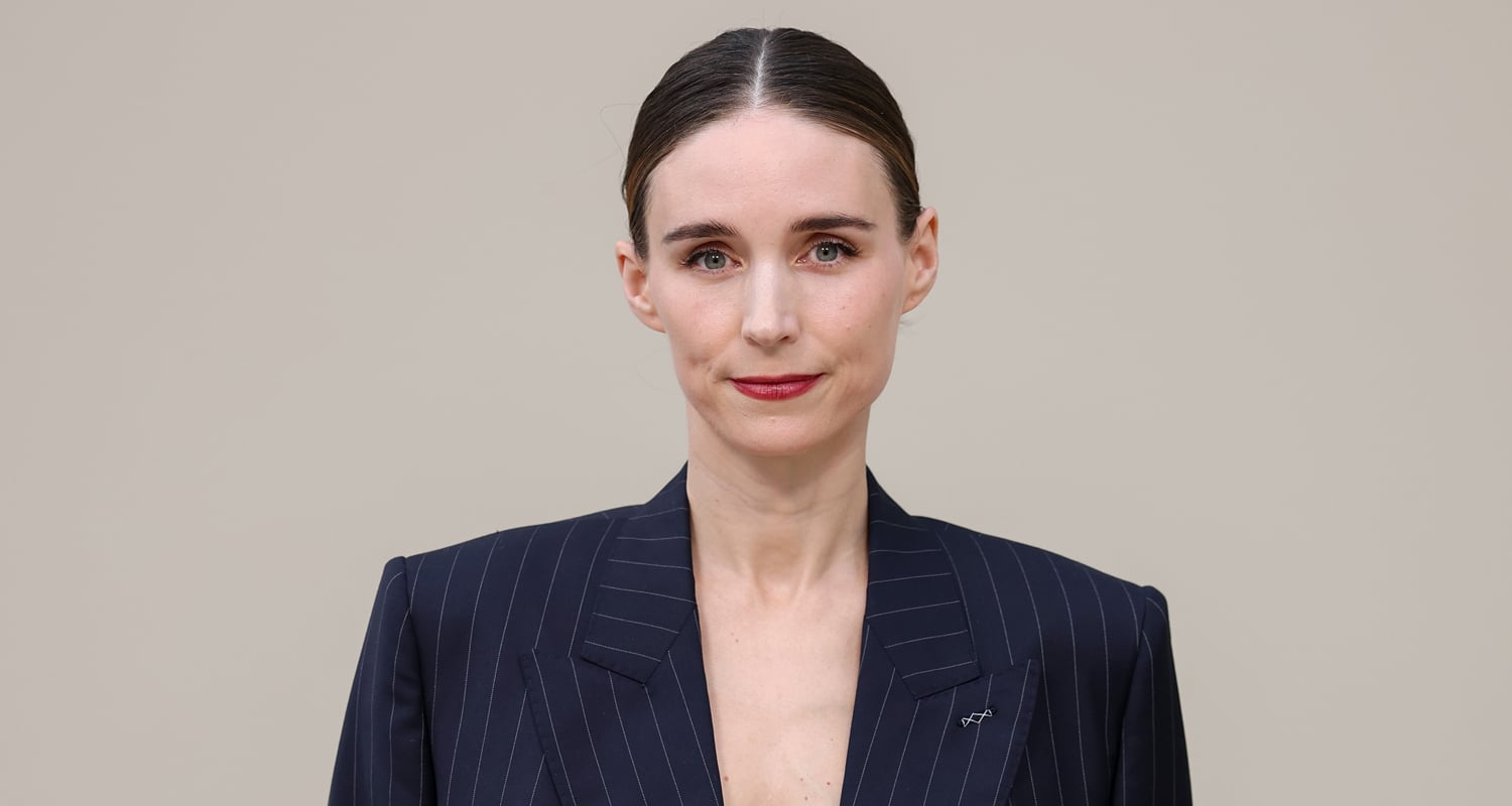 Rooney Mara usou blazer no desfile da Givenchy em Paris Alexa Chung, Elizabeth Olsen, Mia Regan, Rooney Mara | Notícias e fofocas sobre celebridades Entretenimento, fotos e vídeos
