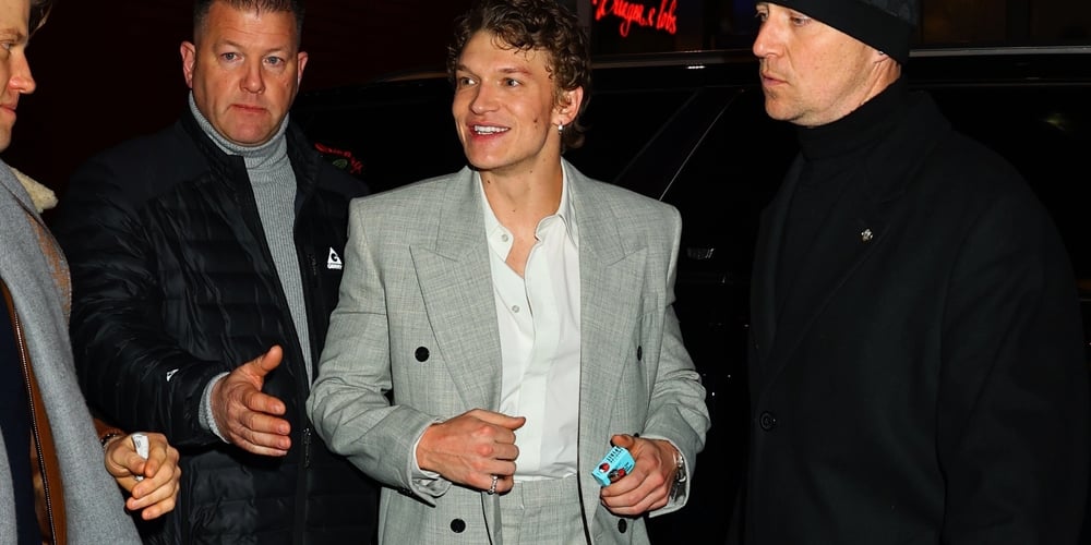 Confira: Roupa pós-festa ‘SNL’ de Connor Storry com botas acima do joelho – detalhes da moda revelados! | Connor Storrie, créditos de moda, Saint Laurent | Notícias e fofocas sobre celebridades Entretenimento, fotos e vídeos