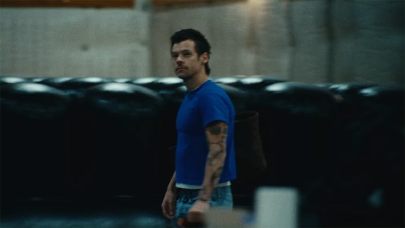 Obtenha as camisetas azuis e brancas exatas de Harry Styles no vídeo de ‘American Girls’ | Harry Styles, compre | Notícias e fofocas sobre celebridades Entretenimento, fotos e vídeos