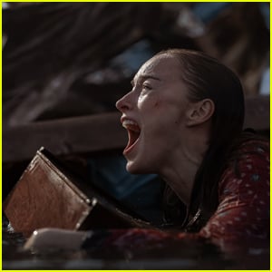   Phoebe Dynevor entra in travaglio mentre affronta un attacco di squalo