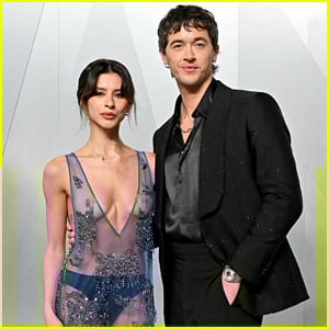 Tom Blyth difende il vestito trasparente della fidanzata Daniela Norman dopo che un commentatore ha detto che sembrava 