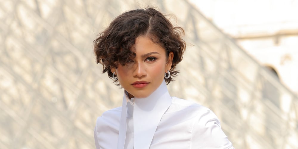 Zendaya usa anel de ouro e pedras de casamento brancas para desfile da Louis Vuitton em meio a rumores de casamento | Zendaya Notícias e fofocas sobre celebridades Entretenimento, fotos e vídeos
