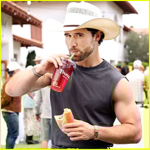 Robbie G.K. Shows Off Muscular Arms in Fitted Tank at Stagecoach Weekend